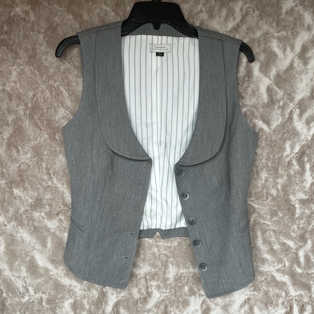 TAHARI Vest